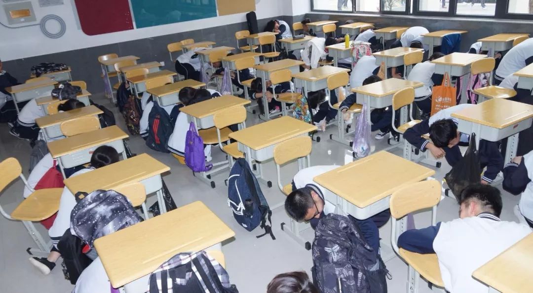 青島藝術學校筑牢安全防線 舉行防震減災疏散演練