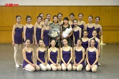 解放軍藝術學院舞蹈系2012級中?？哲姲喈厴I課堂展示 驚艷綻放的藝術風采